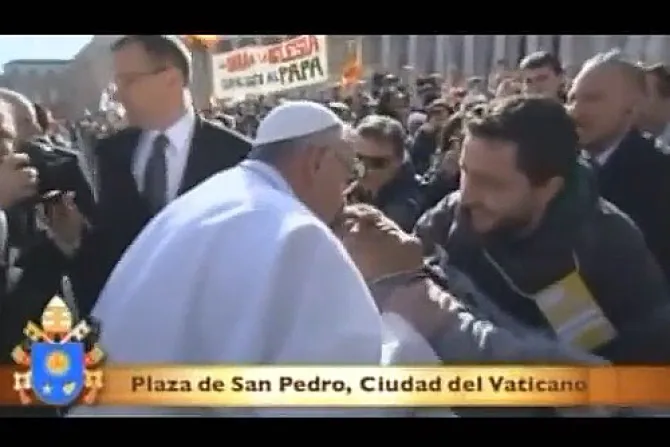 VIDEO: Papa Francisco bajó del papamóvil y saludó a persona con discapacidad