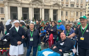 Giuseppina, de 80 años, junto a sus compañeros voluntarios esperan su turno para visitar la tumba del Papa Crédito: Almudena Martínez-Bordiú/ EWTN News