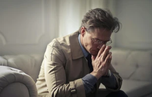 Imagen referencial de un hombre discerniendo. Crédito: Pexels.