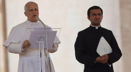 El Papa, durante el rezo mariano