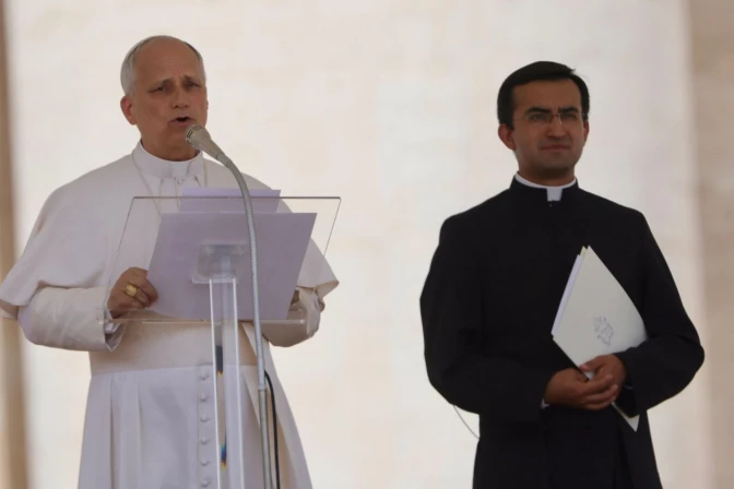 El Papa, durante el rezo mariano