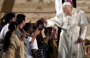 San Juan Pablo II bendice algunos jóvenes durante la Vigilia a Tor Vergata Crédito: Vatican Media/ Osservatore Romano