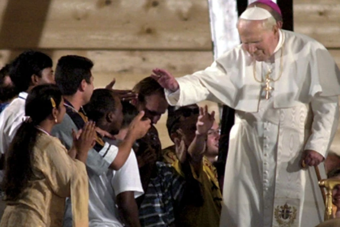 San Juan Pablo II bendice algunos jóvenes durante la Vigilia a Tor Vergata