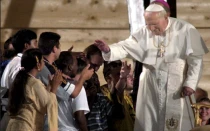 San Juan Pablo II bendice algunos jóvenes durante la Vigilia a Tor Vergata