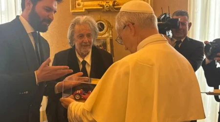 Al Pacino regaló al Pontífice un modelo en miniatura de un vehículo Maserati