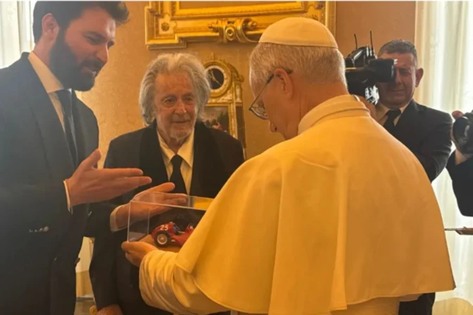 Al Pacino regaló al Pontífice un modelo en miniatura de un vehículo Maserati