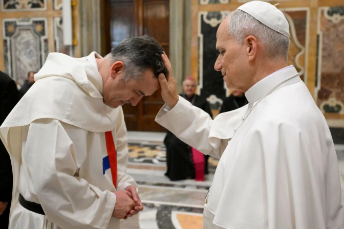 El P. Antonio, de la Orden Trinitaria, es bendecido por el Papa León XIV este viernes en el Vaticano