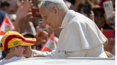 Antes de comenzar la catequesis, el Papa recorrió en papamóvil la plaza de San Pedro.