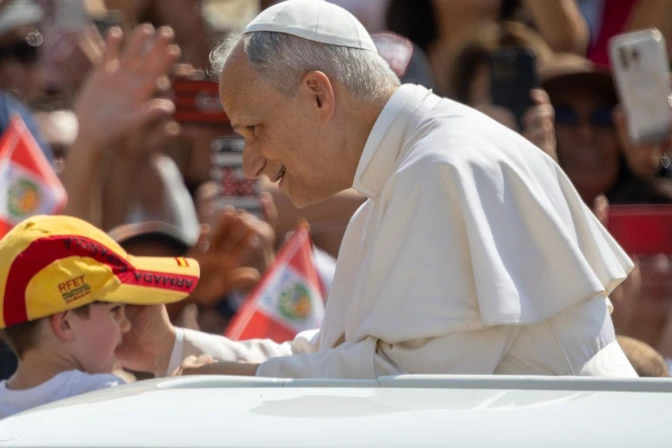 Antes de comenzar la catequesis, el Papa recorrió en papamóvil la plaza de San Pedro.