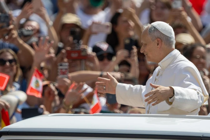 El Papa León XIV saluda a la multitud en la Audiencia General de este miércoles