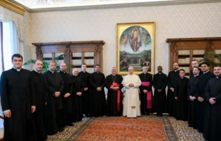 El Papa con los 14 jóvenes sacerdotes de la Pontificia Academia Eclesiástica Crédito: Vatican Media