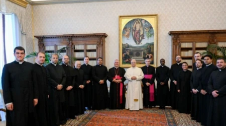 El Papa con los 14 jóvenes sacerdotes de la Pontificia Academia Eclesiástica