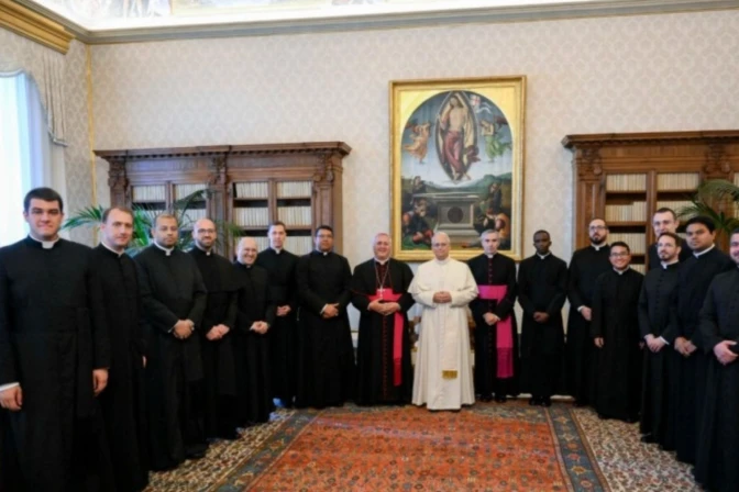 El Papa con los 14 jóvenes sacerdotes de la Pontificia Academia Eclesiástica