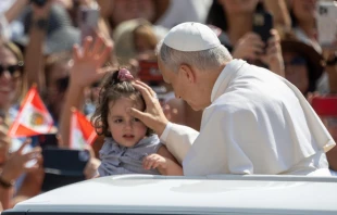 El Papa bendice a una niña en la audiencia general de este miércoles Crédito: Daniel Ibañez/ EWTN News