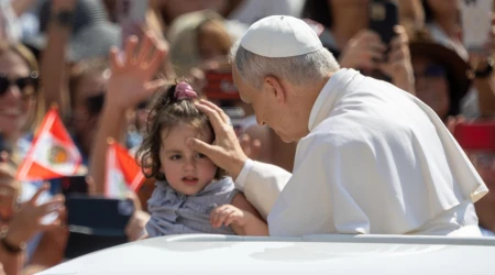 El Papa bendice a una niña en la audiencia general de este miércoles