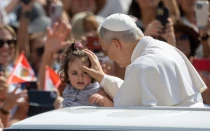 El Papa bendice a una niña en la audiencia general de este miércoles