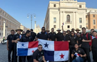 Un grupo de seminaristas panameños esperan a pocos metros de la basílica de San Pedro Crédito: Victoria Cardiel/EWTN News