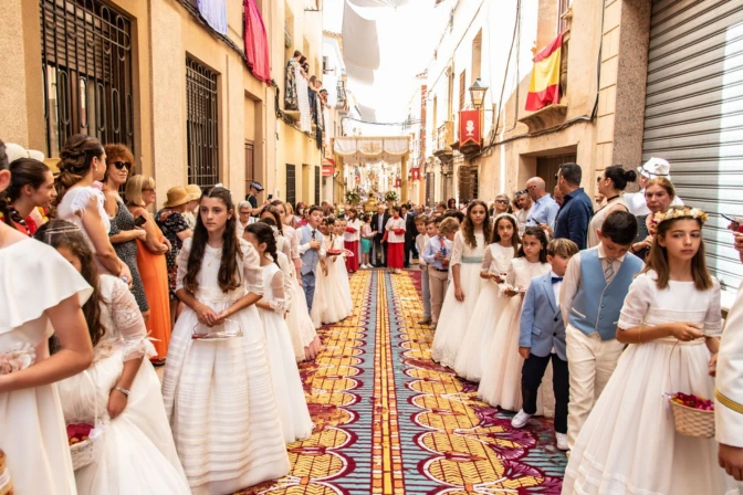 Alfombras de Serrín en Elche de la Sierra para el Corpus Christi