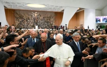 El Papa León XIV saluda a los sacerdotes de la Diócesis de Roma