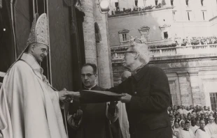 En 1965, con motivo de la clausura del Concilio, Pablo VI entregó a Maritain el mensaje destinado a los «hombres de pensamiento». Crédito: Vatican Media