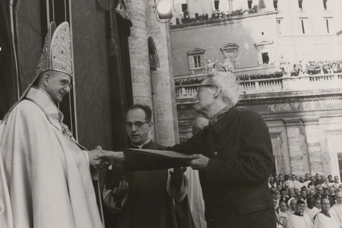 1965    8 de diciembre: con motivo de la clausura del Concilio, Pablo VI entrega a Maritain el mensaje destinado a los «hombres de pensamiento».