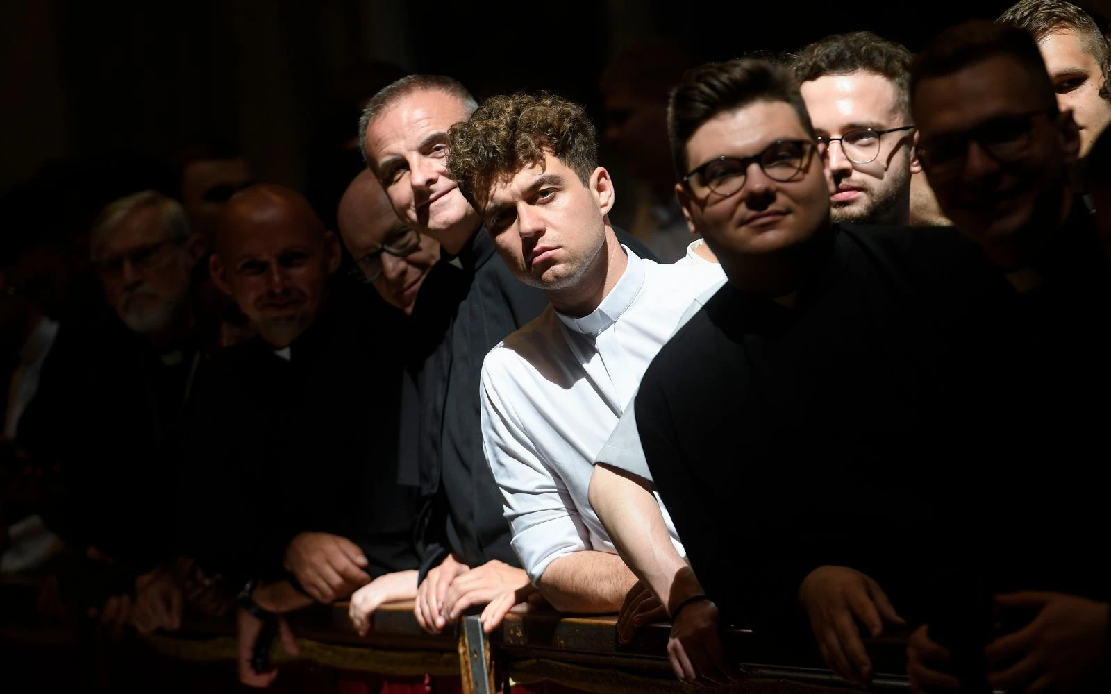 Imagen referencial de sacerdotes durante un encuentro con el Papa León XIV en el Vaticano?w=200&h=150