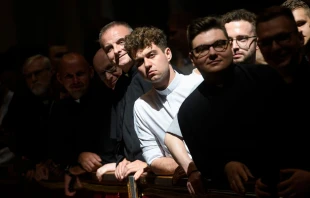 Imagen referencial de sacerdotes durante un encuentro con el Papa León XIV en el Vaticano Crédito: Vatican Media