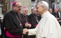 Mons. Hilario González saluda al Papa León XIV durante su visita a Roma