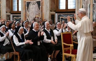 Tierna imagen de la audiencia del Papa León XIV con un grupo de religiosas este 30 de junio Crédito: Vatican Media