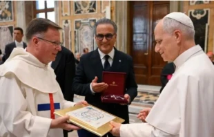 Momento en el que entregan al Papa León XIV una cruz con joyas que representa a la Santísima Trinidad Crédito: Vatican Media