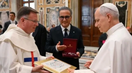 La semana pasada, el Papa León XIV recibió un regalo muy especial: una cruz con joyas que representa a la Santísima Trinidad