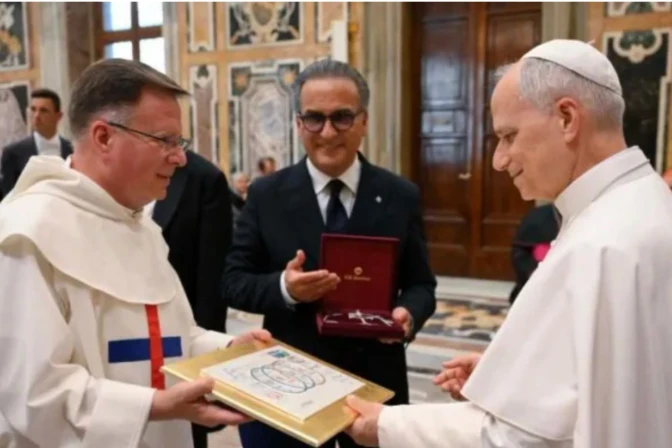 La semana pasada, el Papa León XIV recibió un regalo muy especial: una cruz con joyas que representa a la Santísima Trinidad