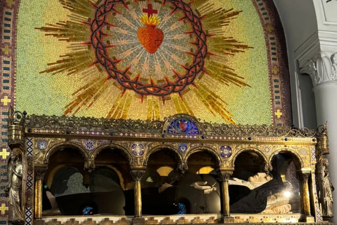 El cuerpo incorrupto de Santa Margarita María de Alacoque descansa en la Basílica del Sagrado Corazón de Paray-le-Monial