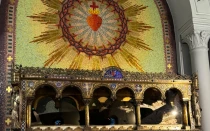 El cuerpo incorrupto de Santa Margarita María de Alacoque descansa en la Basílica del Sagrado Corazón de Paray-le-Monial