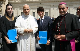 Patricia, Fernando y el Obispo Mikel Garciandía junto al Santo Padre Crédito: Vatican Media