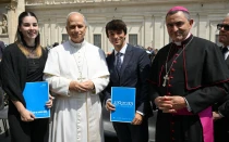 Patricia, Fernando y el Obispo Mikel Garciandía junto al Santo Padre