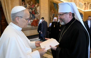 El Papa León XIV saluda a Sviatoslav Shevchuk, primado de la Iglesia greco-católica ucraniana Crédito: Vatican Media