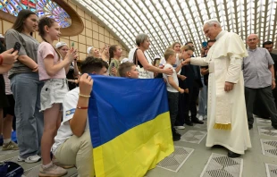 El Papa León junto a los 300 niños acogidos por Cáritas Italia durante el verano Crédito: Vatican Media