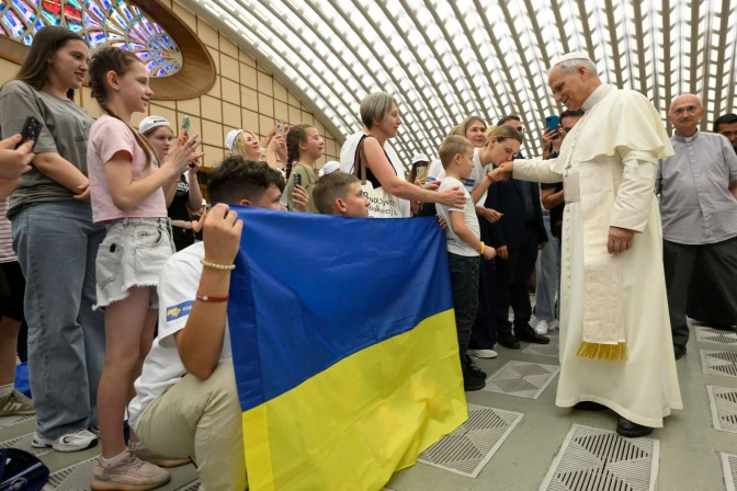 El Papa León junto a los 300 niños acogidos por Cáritas Italia durante el verano