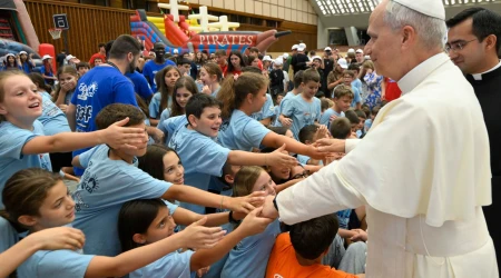 El Papa León XIV saluda a los niños del campamento del Vaticano este jueves