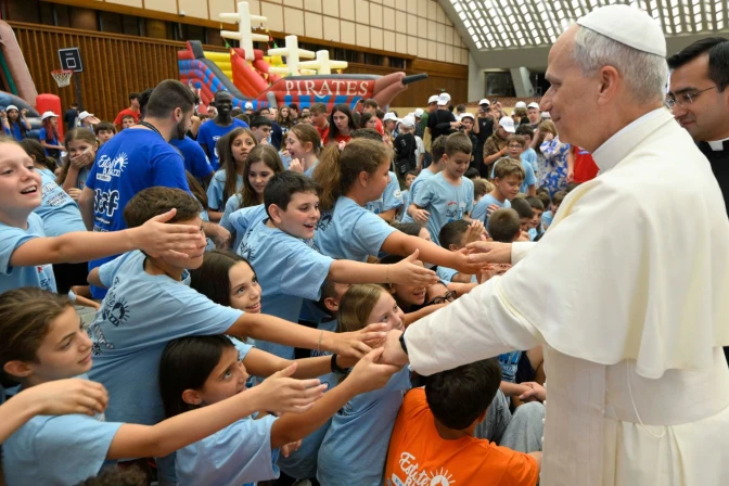 El Papa León XIV saluda a los niños del campamento del Vaticano este jueves