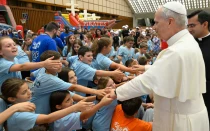 El Papa León XIV saluda a los niños del campamento del Vaticano este jueves