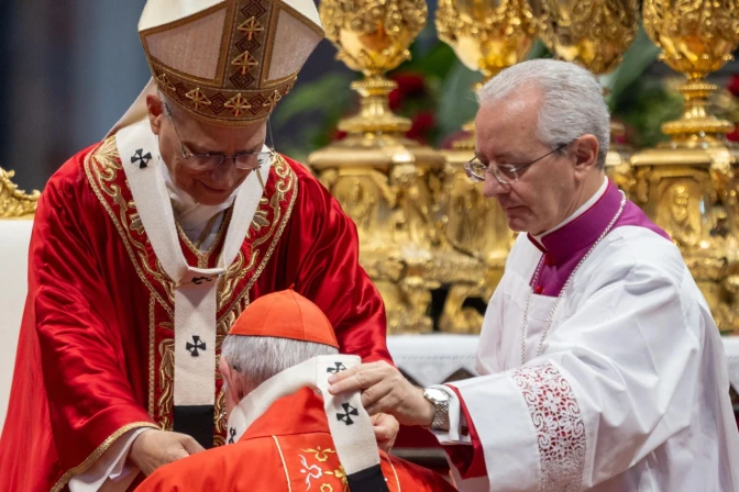 El Papa impuso el palio en total a 54 arzobispos