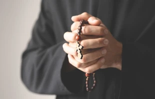 Imagen referencial de un sacerdote rezando Crédito: Shutterstock