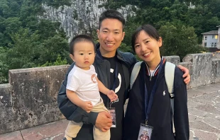 Shushu, junto a su marido Josemi y su hijo Emmanuel durante la JEMJ en el Santuario de Covadonga Crédito: Almudena Martínez-Bordiú/ EWTN News