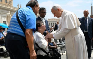 Imagen referencial del Papa León XIV con una anciana durante la Audiencia General Crédit: Vatican Media