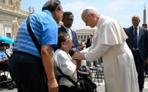 Imagen referencial del Papa León XIV con una anciana durante la Audiencia General