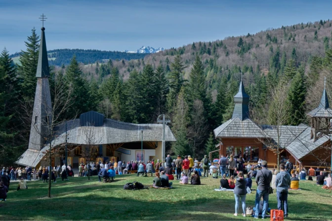 El Vaticano el valor pastoral del fenómeno y autoriza el culto público, sin pronunciarse sobre la autenticidad sobrenatural de las apariciones.