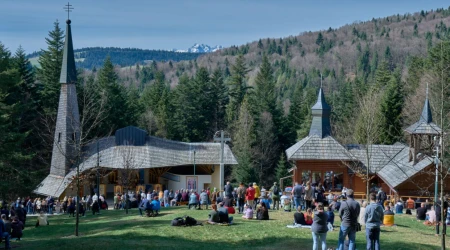 El Vaticano el valor pastoral del fenómeno y autoriza el culto público, sin pronunciarse sobre la autenticidad sobrenatural de las apariciones.