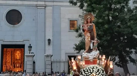 Comienza la procesión de la Virgen del Carmen a las puertas de la parroquia de Chamberí